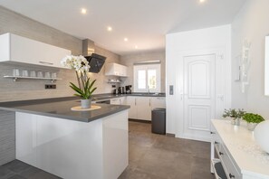 Fridge, microwave, oven, stovetop - 'Wonderful house just above the Sea' with Sea View, Garden and Wi-Fi (Nerja)