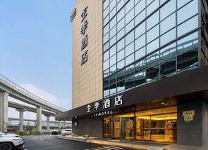 Un hotel con facciata moderna, ampie finestre e un ingresso ben visibile.