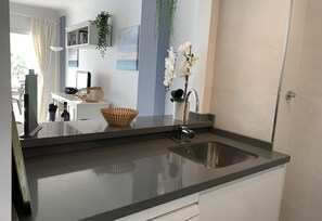 Suihku, hiustenkuivaaja, pyyhkeet