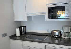 Frigorifero, microonde, forno, piano cottura