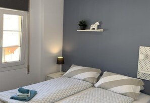 2 makuuhuonetta, silitysrauta/-lauta, ilmainen Wi-Fi, vuodevaatteet