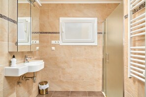 Badkar, hårtork och handdukar