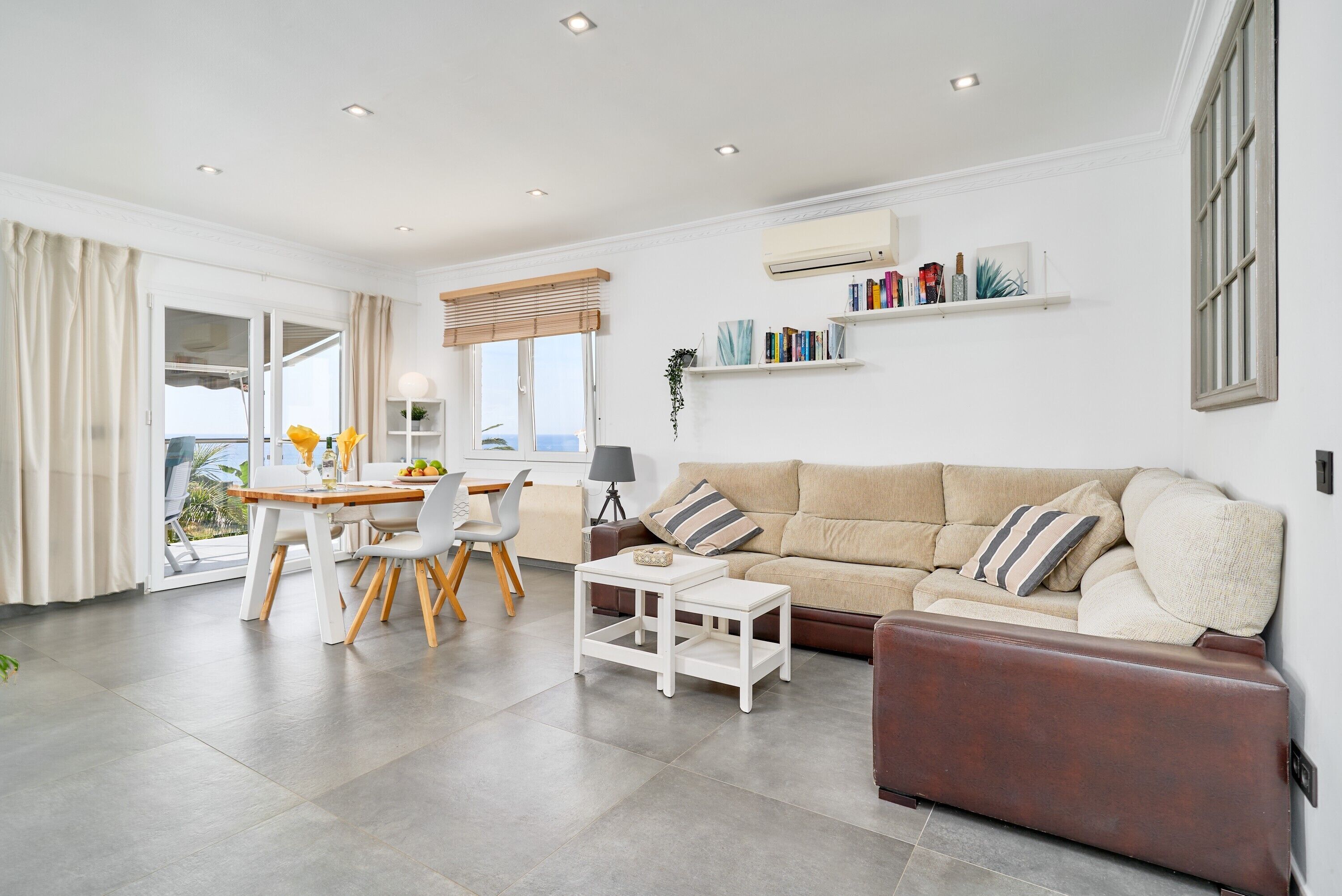 Een televisie en een open haard