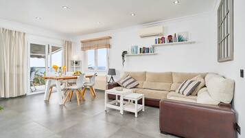 Een televisie en een open haard