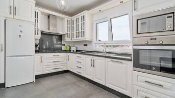 Een koelkast, een magnetron, een oven, een kookplaat