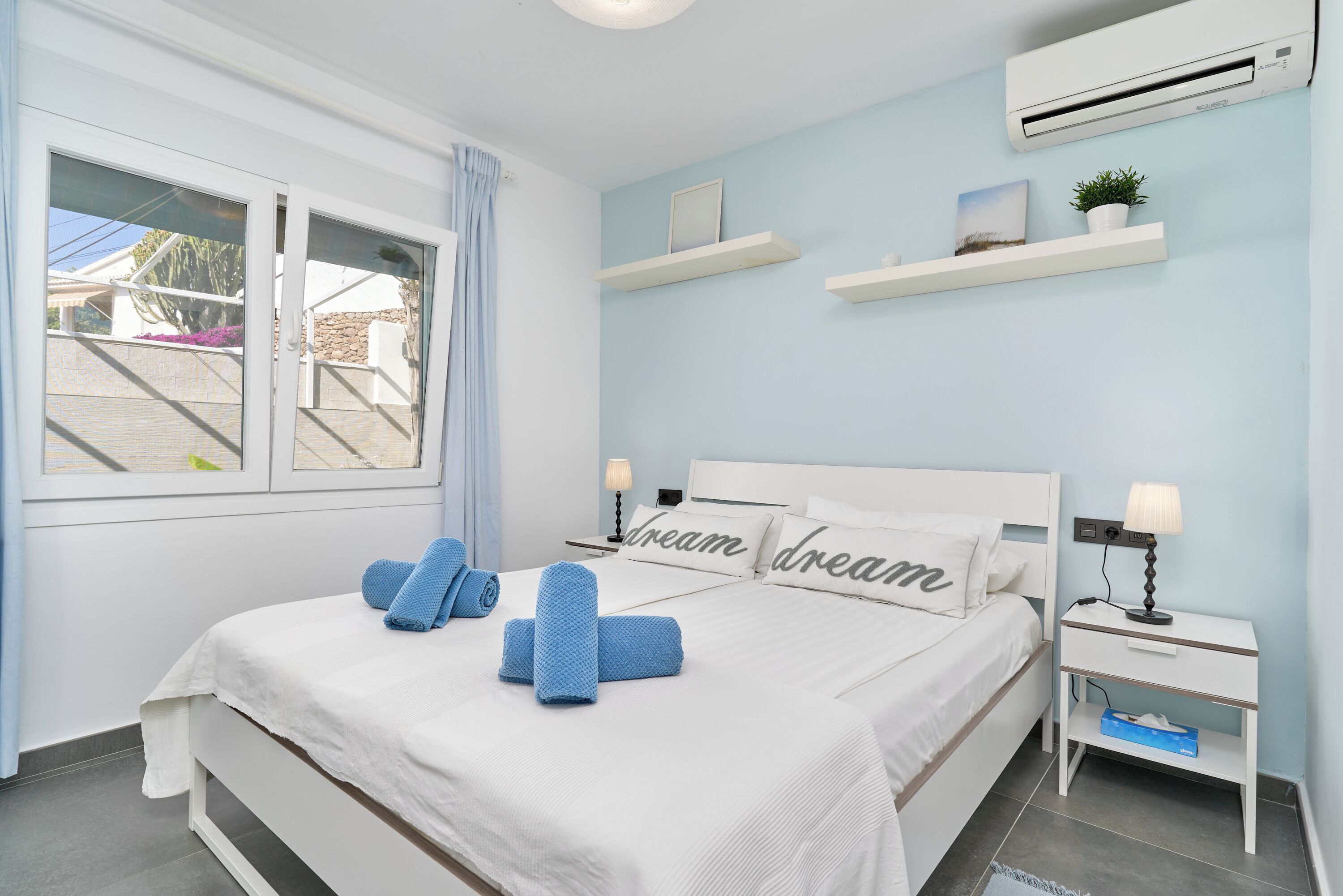 3 slaapkamers, een strijkplank/strijkijzer, gratis wifi, beddengoed