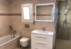 Bathtub, hair dryer, towels - Wonderful Apartment 'Capri' with Views over Nerja & the Sea, Balcony, Wi-Fi & A/C (Nerja)