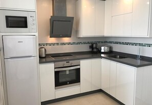 Frigorífico, microondas, horno y placa de cocina