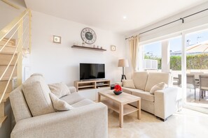 TV, DVD player, stereo - Holiday Home 'Roses House 4' in Pollensa with Shared Pool, Wi-Fi and Air Conditioning (Pollensa)