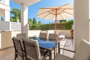 Outdoor dining - Holiday Home 'Roses House 4' in Pollensa with Shared Pool, Wi-Fi and Air Conditioning (Pollensa)
