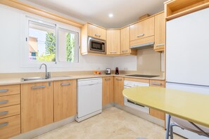 Fridge, microwave, oven, stovetop - Holiday Home 'Roses House 4' in Pollensa with Shared Pool, Wi-Fi and Air Conditioning (Pollensa)