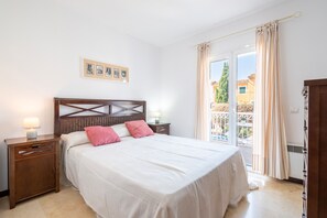 3 slaapkamers, een strijkplank/strijkijzer, gratis wifi, beddengoed