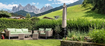 Appartement 'Hilber Fermeda' avec vue sur la montagne, terrasse privée et Wi-Fi