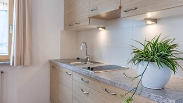 Refrigerador, placa de cocina, lavavajillas, cafetera/tetera