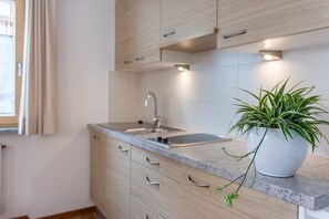 Fridge, stovetop, dishwasher, coffee/tea maker - Apartment "Hilber App Fermeda" with Mountain View, Garden and Wi-Fi (Villnöss)