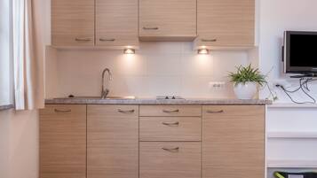 Frigorifero, piano cottura, lavastoviglie, macchina per tè/caffè