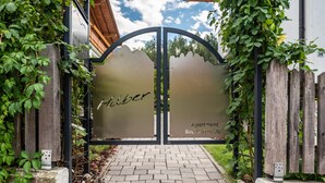 A gated entrance to an apartment complex with a sign indicating 'Apartment Bed & Breakfast.' - Apartment 'Hilber Fermeda' with Mountain View, Private Terrace and Wi-Fi (Villnöss)