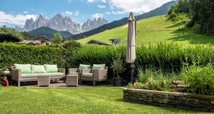 Apartment 'Hilber Sass Rigais' mit Bergblick, privater Terrasse und WLAN