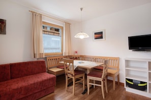 Dining - Apartment "Hilber Furchetta" with Mountain View, Garden and Wi-Fi (Villnöss)