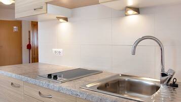 Een koelkast, een oven, een kookplaat, een vaatwasser