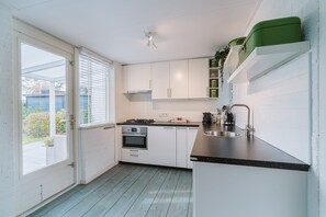 Een koelkast, een magnetron, een vaatwasser