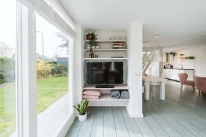 Een televisie, een open haard en een filmbibliotheek