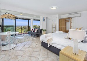 3 bedrooms, iron/ironing board, internet, bed sheets - 3 bedroom beachfront property - Stunning Ocean views - direct access to beach (Kiama Downs)