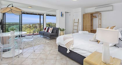 3 bedroom beachfront property - Stunning Ocean views - direct access to beach