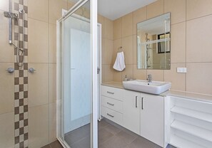 Shower, hair dryer, bidet, towels