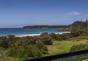 On the beach - 3 bedroom beachfront property - Stunning Ocean views - direct access to beach (Kiama Downs)