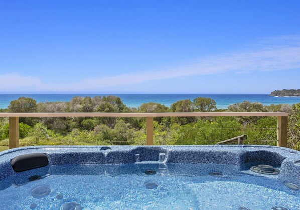 Outdoor spa tub - 3 bedroom beachfront property - Stunning Ocean views - direct access to beach (Kiama Downs)