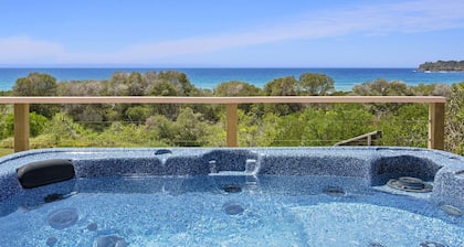 3 bedroom beachfront property - Stunning Ocean views - direct access to beach