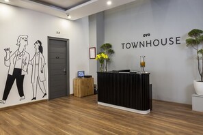 Lobby - OYO Townhouse 010 East of Kailash (New Delhi)