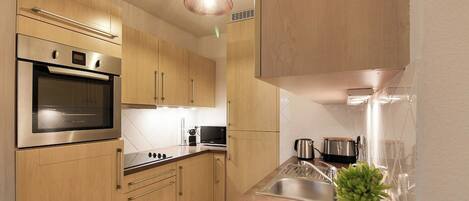 Frigorífico, microondas, horno y placa de cocina