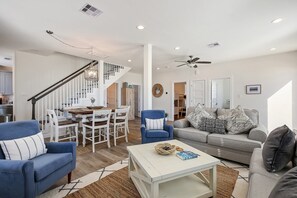 Smart TV, books - The Salty Dog - 1st Row Beachhouse in Sea Isle (Galveston)
