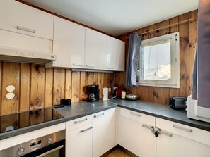 Kühlschrank, Mikrowelle, Ofen, Geschirrspüler