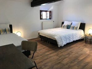 5 bedrooms, free WiFi, bed sheets - Charming 5-Bedroom Cottage Near 24h Le Mans & Nature Reserve (Yvré-l'Évêque)