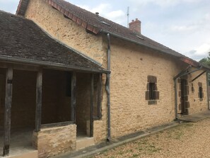 Exterior - Charming 5-Bedroom Cottage Near 24h Le Mans & Nature Reserve (Yvré-l'Évêque)