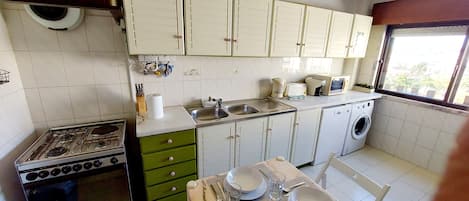 Kylskåp, mikrovågsugn, ugn och spishäll