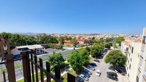 Vista de un paisaje urbano que incluye un estacionamiento, edificios y un cielo despejado.