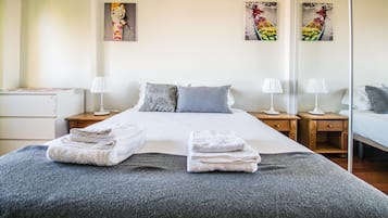 2 quartos, escrivaninha, ferros/tábuas de passar roupa, berço de viagem