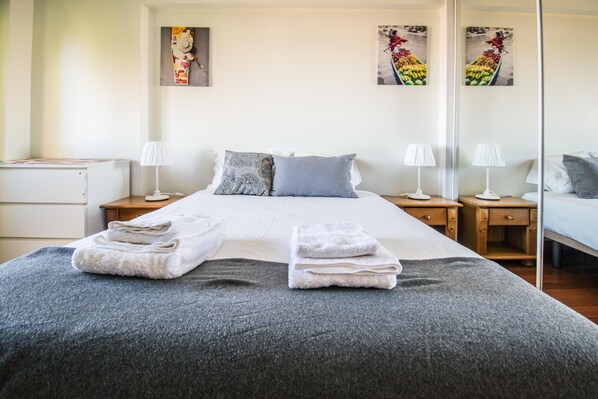 2 habitaciones, escritorio y tabla de planchar con plancha 