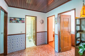 Regadera, secadora de cabello, bidet, toallas 