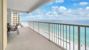 Ein Balkon mit Blick auf Strand und Meer.
