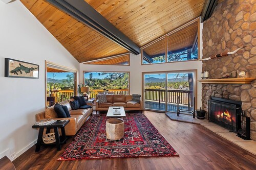 Sheephorn Lodge by Destination Big Bear : Amazing Views from the Wrap Around Deck! Central Heating and Air Conditioning! Hot Tub! Walk to Bear Mountain!
