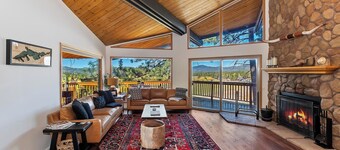 Sheephorn Lodge by Destination Big Bear : Amazing Views from the Wrap Around Deck! Central Heating and Air Conditioning! Hot Tub! Walk to Bear Mountain!