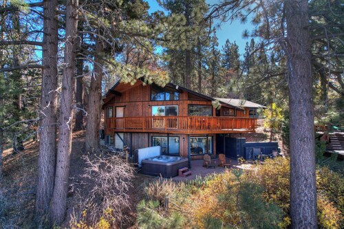 Sheephorn Lodge by Destination Big Bear : Amazing Views from the Wrap Around Deck! Central Heating and Air Conditioning! Hot Tub! Walk to Bear Mountain!