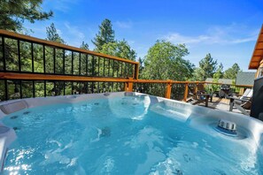 Outdoor spa tub - Chalet Cervo by Destination Big Bear : Single Story Log Style! Hot Tub! Nestled between the Village, the lake, and Snow Summit! (Big Bear Lake)
