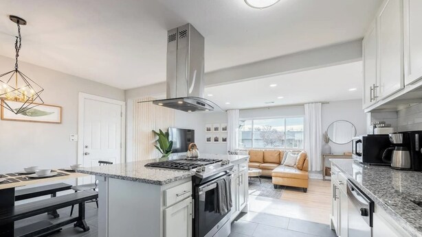 Coffee/tea maker, fridge, microwave, oven - Denver Retreat • Hot tub+Firepit+Games • Fast Wifi (DENVER)