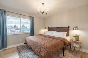 4 habitaciones, escritorio y tabla de planchar con plancha 